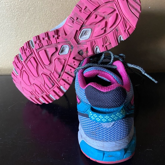 ASICS running shoes - Picture 3 of 3